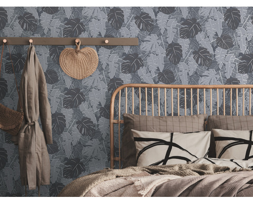 Schlafzimmer mit Dschungeltapete, Bett und Kleiderhakenleiste