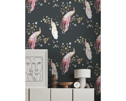 Tapete mit Pfauenmuster auf einer Wand