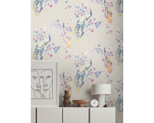 Tapete mit Pfauenmuster auf beiger Wand über Kommode mit Dekoration