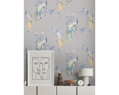 Tapete mit Pfauen und Blumenmuster auf einer Wand