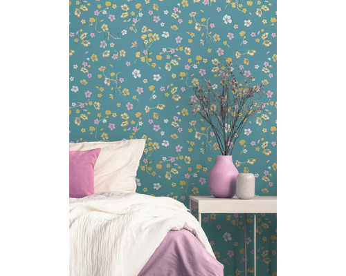 Schlafzimmer mit floral gemusterter Tapete, Bett und Nachttisch