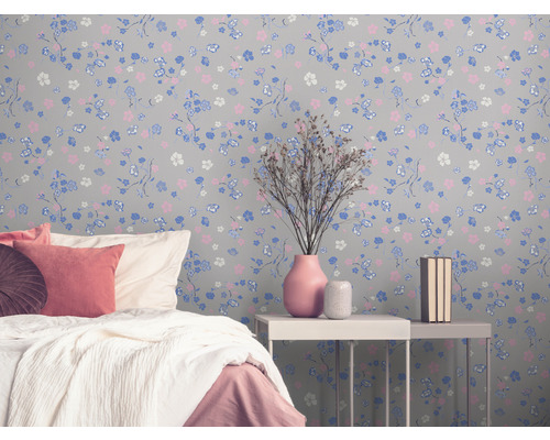 Schlafzimmer mit floral gemusterter Tapete, Bett und Nachttisch