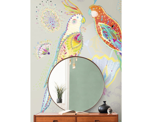 Wandgestaltung mit farbenfroher Vogel Tapete, Spiegel, Kommode, Zimmerpflanze und Dekoration