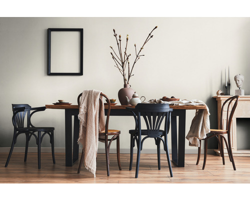 Helles Esszimmer mit Holztisch, Stühlen und dekorativen Elementen für ein gemütliches Ambiente.