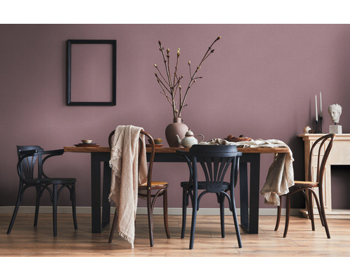 Esszimmer mit Holztisch, Stühlen, Dekoration und Bilderrahmen an der Wand