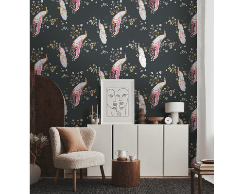 Wohnzimmer mit gemusterter Tapete, Sessel und Kommode für ein stilvolles Interieur