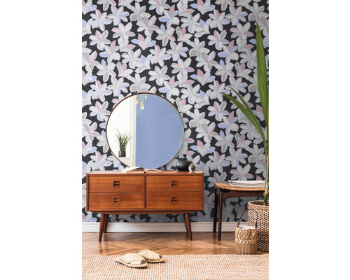 Szene mit floral gemusterter Tapete, Kommode, Spiegel und Dekoration