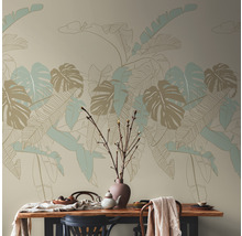 Esszimmer mit Esstisch, Stuhl und Wandtapete mit Pflanzenmotiven