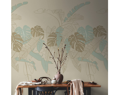Esszimmer mit Esstisch, Stuhl und Wandtapete mit Pflanzenmotiven