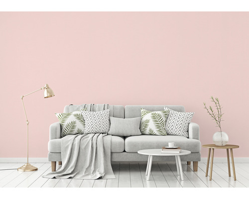 Wohnzimmer-Szene mit Sofa, Kissen, Decke, Lampe und Beistelltischen.