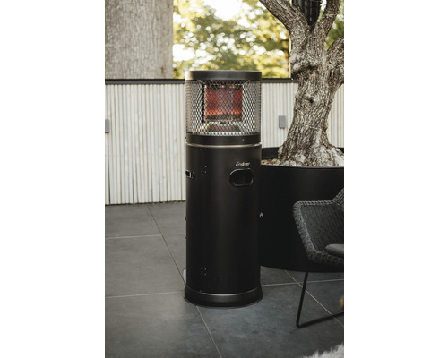 Schwarzer Terrassenheizer neben einem Baum auf einer Terrasse.