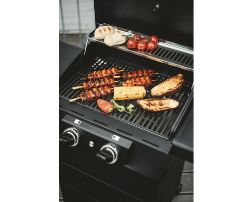 Gasgrill mit Grillgut wie Spieße, Maiskolben und Gemüse