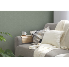 Gemütliche Wohnzene mit Sofa, Kissen, Decke und Beistelltisch
