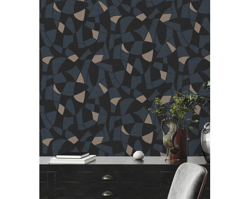 Zimmer mit gemusterter Tapete in geometrischem Design