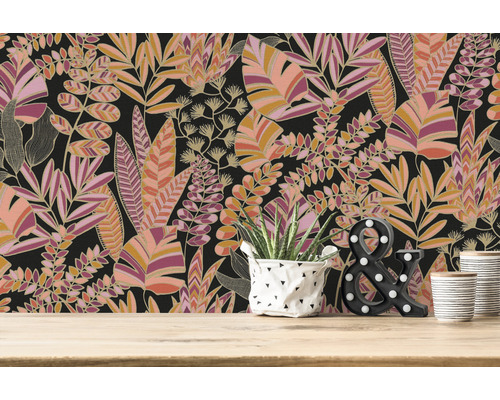 Zimmer mit einer Wandtapete mit Blätterdesign