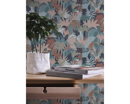 Szene mit einer Pflanze in einem Topf, zwei Büchern und einer Tapete mit Dschungelmotiven