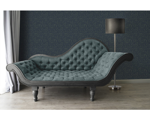 Szene mit Chaiselongue, Stehlampe und gemusterter Tapete