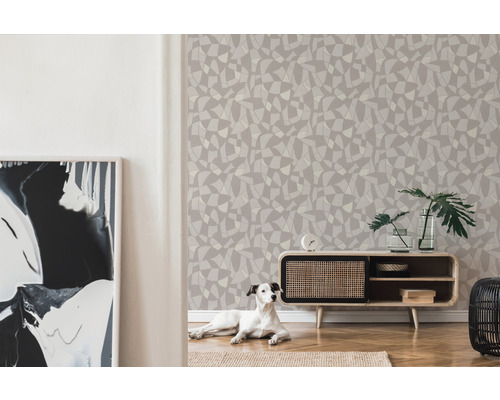 Wohnzimmer mit gemusterter Tapete, Kommode und Hund