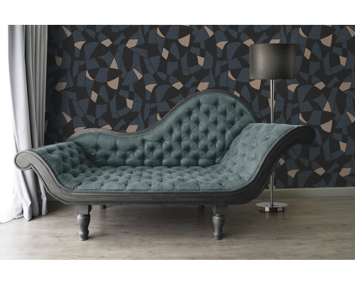 Szene mit einer Recamiere, einer Stehlampe und einer gemusterten Tapete