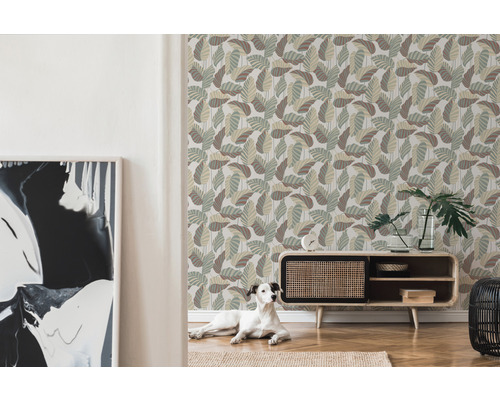 Wohnraum mit gemusterter Tapete, Kommode und Hund