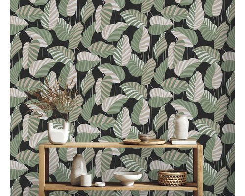 Wohnraum mit Blättertapete, Regal und Dekoration