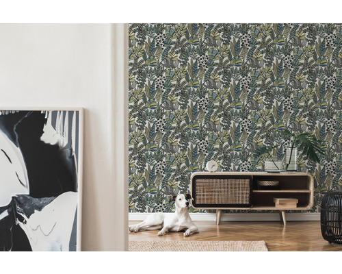 Wohnraum mit botanischer Tapete, Kommode und Dekoration