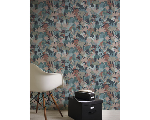 Zimmer mit Tapete mit Dschungelmotiv, Stuhl und Aufbewahrungsboxen