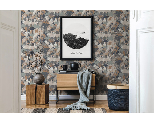 Raumansicht mit gemusterter Tapete, Kommode, Dekoration und Wohnaccessoires für ein stilvolles Interieur