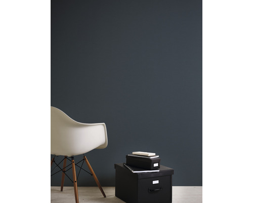 Zimmer mit gestrichener Wand, Stuhl und Aufbewahrungsboxen