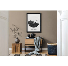 Dekoratives Zimmer mit Kommode, gerahmtem Bild, Korb und Holzhocker.