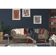 Wohnzimmer mit Sofa, Kissen, Decken und Wanddekorationen im Interieur