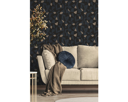 Wohnzimmer mit gemusterter Tapete, Sofa und Dekorationen für eine stilvolle Atmosphäre