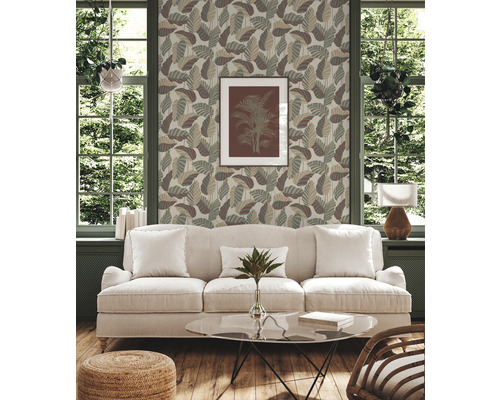 Wohnzimmer mit Sofa, Couchtisch und Blattmuster-Tapete für ein helles Ambiente.