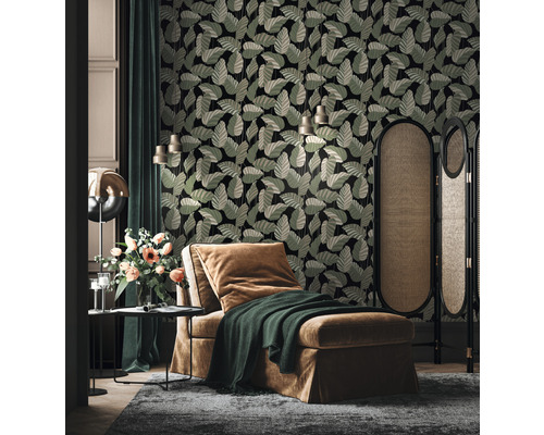 Wohnzimmer mit Liege, Raumteiler und blättriger Tapete