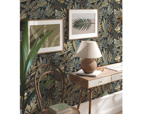 Dekoratives Zimmer mit botanischer Tapete, Schreibtisch und Stuhl