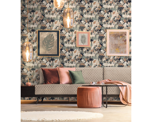 Wohnzimmer mit gemusterter Tapete, Sofa, Kissen und Dekorationen