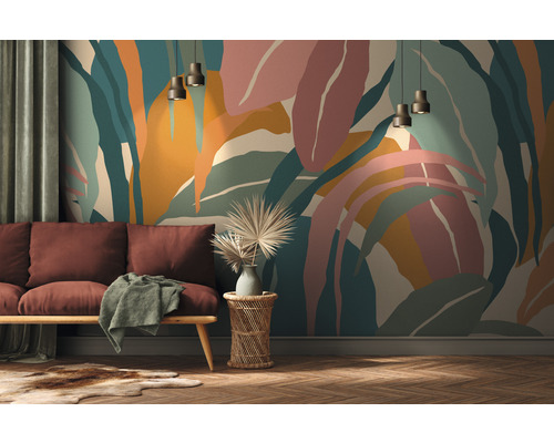 Wohnzimmer mit Sofa, Tisch und Wandtapete mit Pflanzenmotiven