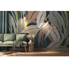Wohnzimmer mit Pflanzenmuster Tapete, Sofa, Beistelltisch und Pendelleuchten