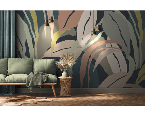 Wohnzimmer mit Pflanzenmuster Tapete, Sofa, Beistelltisch und Pendelleuchten