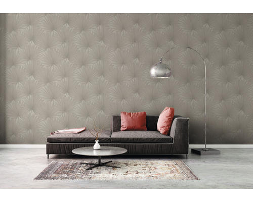 Wohnzimmer mit Couch, Tisch und Tapete mit Fächermuster