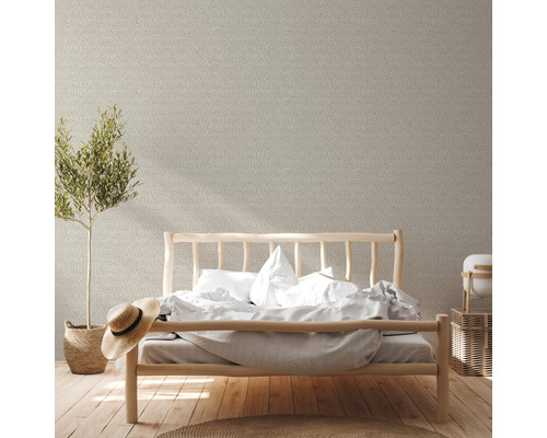 Helles Schlafzimmer mit Holzbett und gemusterter Tapete