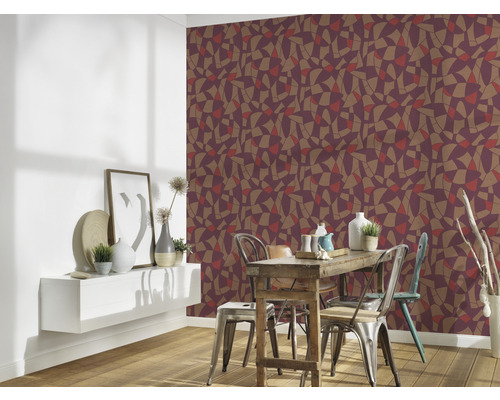 Esszimmer mit gemusterter Tapete, Holztisch und Dekorationen