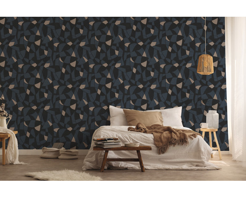 Schlafzimmer mit gemusterter Tapete, Bett und Dekoration