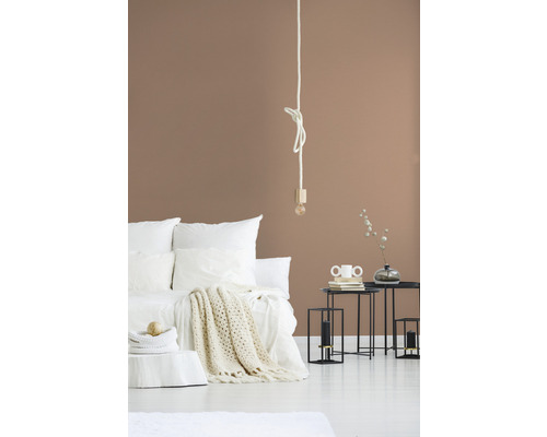 Helles Schlafzimmer mit Bett, Nachttischen und dekorativer Beleuchtung