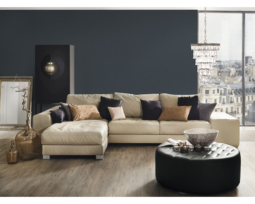 Wohnzimmer mit Sofa, Ottomane, Schrank und Dekoration