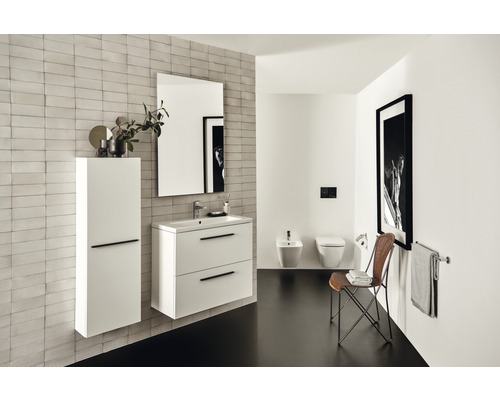 Helles Badezimmer mit Waschtisch, Spiegel, Hängeschrank, Toilette und Bidet