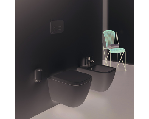 Badezimmer mit wandhängendem WC, Bidet und Stuhl