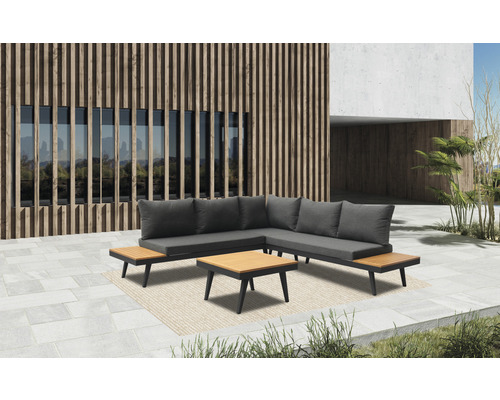 Gartensitzgruppe mit Polstern und Tisch auf Terrasse