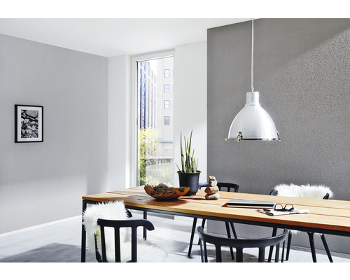 Esszimmer mit Holztisch, Stühlen und Hängelampe