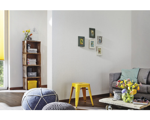 Wohnzimmer mit Holzregal, Hockern, Couch und Dekoration